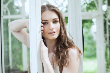 Şehvetli kadın moda Model yeşil yaprakları arka plan