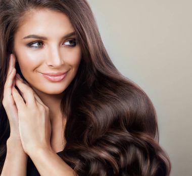 Güzel esmer kadın kıvırcık saç ve makyaj