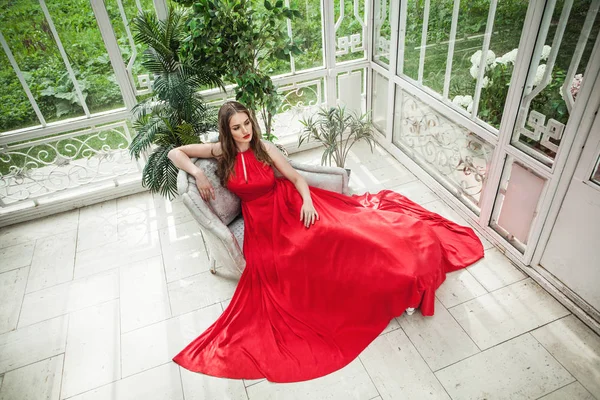 Hermosa mujer modelo de moda en vestido rojo en pabellón blanco —  Fotos de Stock