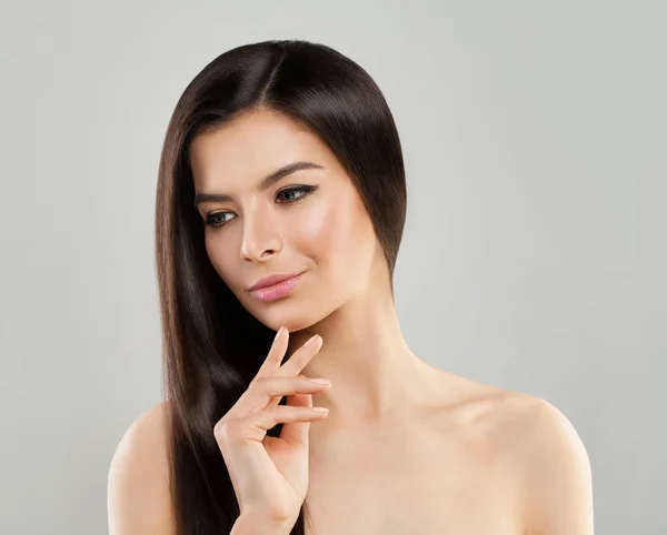 Spa-Modell Frau mit gesunder Haut und langen Haaren isoliert. — Stockfoto
