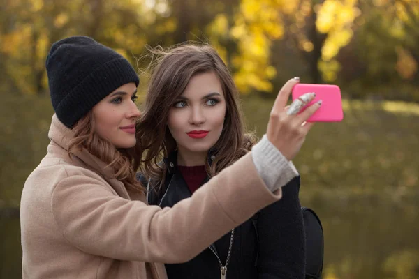 Selfie. Retrato de otoño de mujeres felices sonrientes al aire libre — Foto de Stock