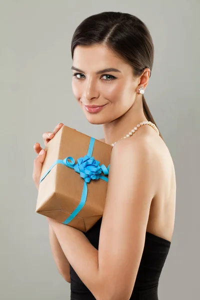Perfect Girl Fashion Model with Brown Paper Gift Box Smiling — Stock Photo, Image
