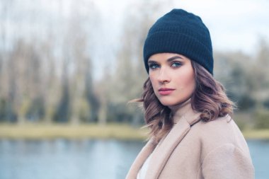 Siyah şapkalı açık havada güzel kadın modeli 