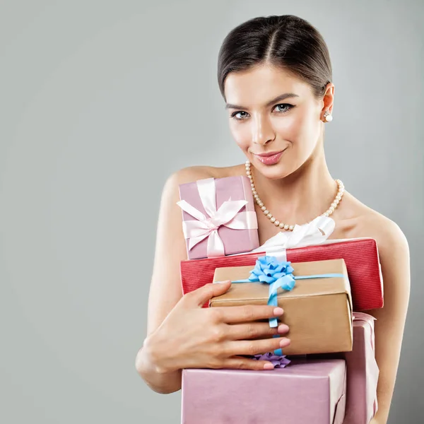 Elegante mujer modelo de moda sosteniendo caja de regalo con cinta azul —  Fotos de Stock