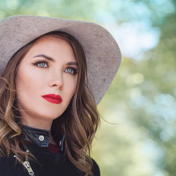 Весенний модный портрет симпатичной женщины модели в шляпе на открытом воздухе — стоковое фото