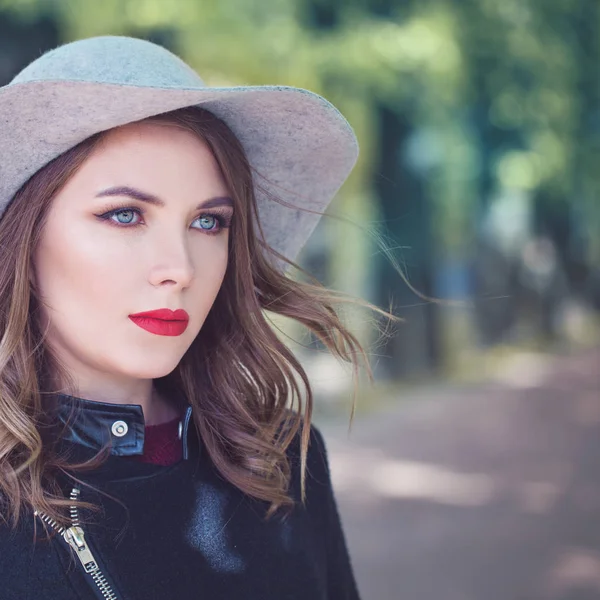 Hermosa mujer modelo de moda con sombrero al aire libre, primavera fría —  Fotos de Stock