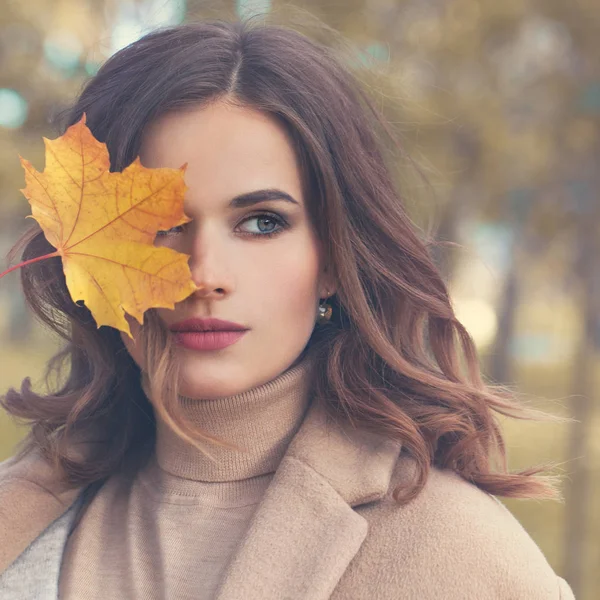 Hösten skönhet. Perfekta kvinnan mode modell med höst Mapple löv — Stockfoto