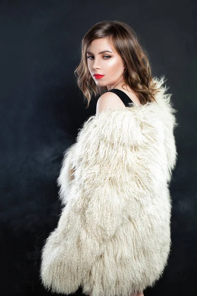 Χαριτωμένο γυναίκα πρότυπο μόδας για το φθινόπωρο ή χειμώνα γούνινο παλτό. — Φωτογραφία Αρχείου