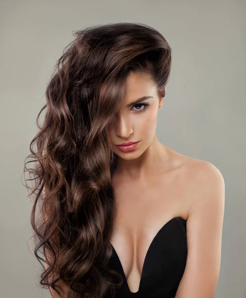 Beau modèle sexy avec de longs cheveux bouclés, maquillage et soutien-gorge noir . — Photo