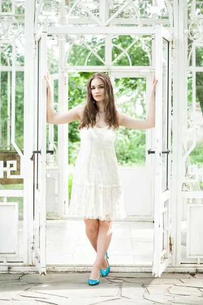 Gyönyörű nő a fehér csipkés ruha nyári pavilonban — Stock Fotó