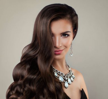 Bu güzel hanımla elmas takı ve uzun saç.