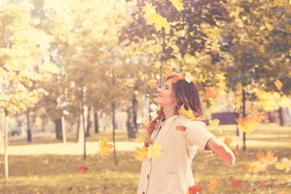 Щаслива осінь. Красива жінка модель моди розважається — стокове фото