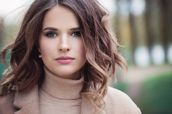 Kıvırcık saçlı moda bahar Model kız