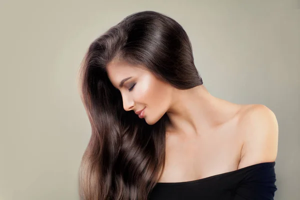 Söt modell kvinnan med skinande frisyr och smink — Stockfoto
