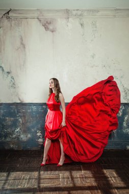 Seksi Model kadın kırmızı elbise üfleme. Güzel manken