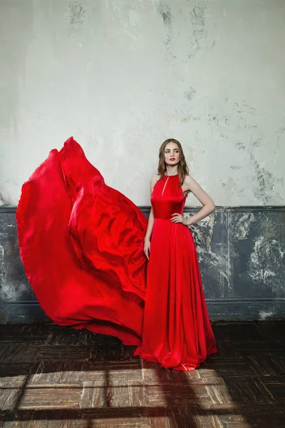 在优雅的红色连衣裙的性感美女。美丽的时装模特儿。 — 图库照片