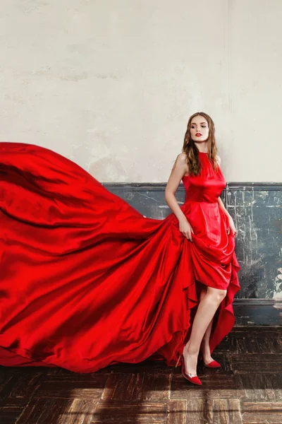Elegáns nő piros ruha fúj. Szép divat modell — Stock Fotó