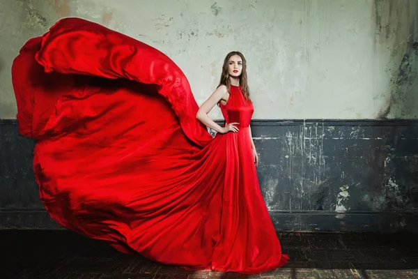 Menina de moda bonita vestindo vestido de noite vermelho — Fotografia de Stock