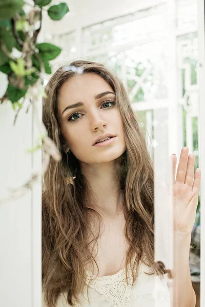 Güzel manken penceresine bakarak. 