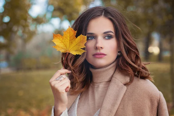 Sonbahar kadınla sonbahar sonbahar doğa arka plan üzerinde bırakır — Stok fotoğraf