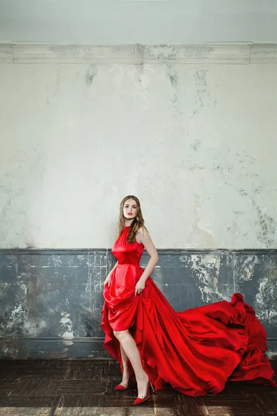 Sensuale donna modello di moda che indossa elegante abito rosso — Foto Stock