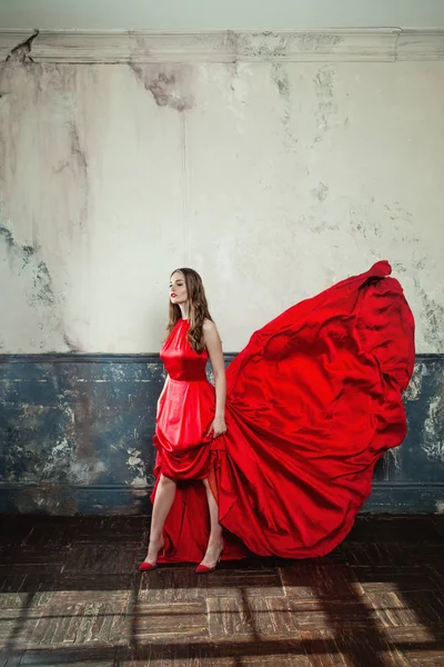 Seksi Model kadın kırmızı elbise üfleme. Güzel manken — Stok fotoğraf