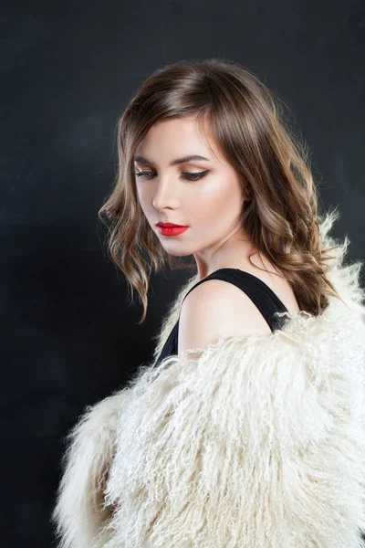 Modelo de moda de mulher bonita em casaco de pele de luxo — Fotografia de Stock