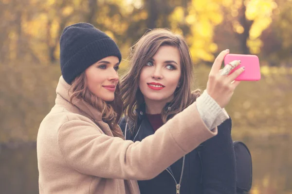 Selfie. Modelos sonrientes con teléfono celular tomando selfie — Foto de Stock