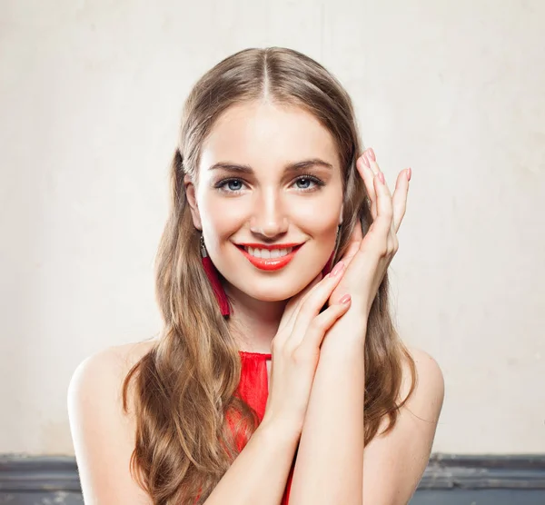 Mooie lachende vrouw met make-up, krullend haar — Stockfoto