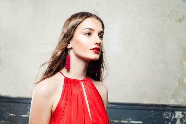 Beautiful Woman with Long Hair, Makeup and Red Earrings — Stock Photo, Image