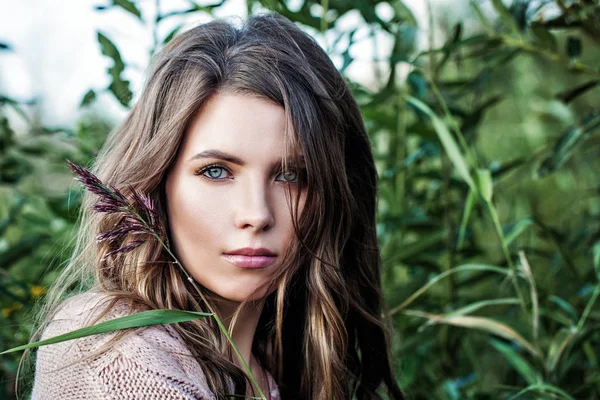 Menina modelo de moda com cabelo longo e saudável. Mulher bonita — Fotografia de Stock