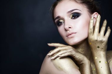 Güzel kadın moda modeli ile dumanlı gözler makyaj 