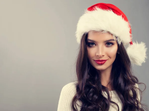 Mulher de Natal em Santa Chapéu Sorrindo no fundo da bandeira — Fotografia de Stock