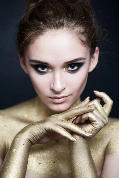 Modelo perfecto mujer con ojos ahumados maquillaje en el fondo — Foto de Stock