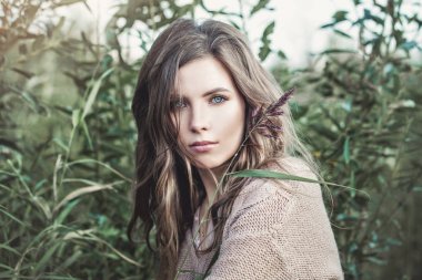 Güzel genç kadın manken makyaj ile