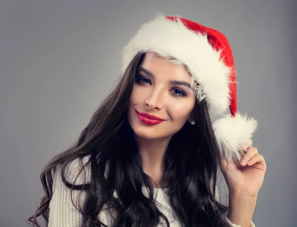 Mujer modelo navideña con sombrero de Santa. Linda chica modelo de moda —  Fotos de Stock