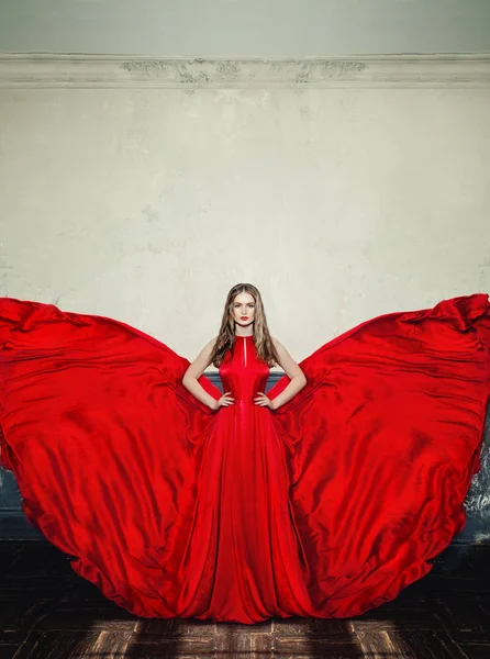 完美的女人时装模特穿着红色丝质连衣裙 — 图库照片