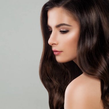 Mükemmel saç ve makyaj ile göz alıcı esmer kadın