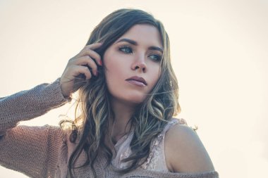 Güzel bir kadınla mükemmel makyaj ve renkli saç.