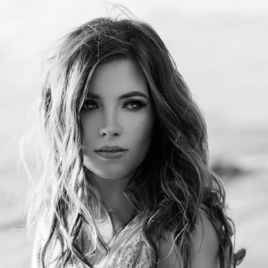 Güzel kadın moda Model uzun dalgalı saçlı, siyah