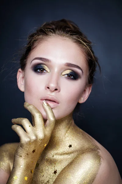 Fashion Model vrouw met Halloween Make-up op blauwe achtergrond — Stockfoto