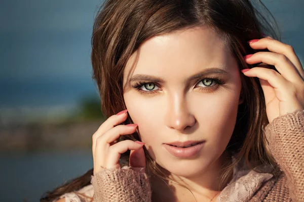 Beautiful Female Face Closeup. Woman with Natural Makeup Outdoor — Stock Photo, Image