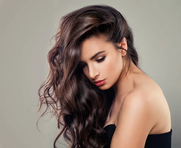 Sexy Young Fashion Model. Alluring Woman with Wavy Hair — Stock Photo, Image