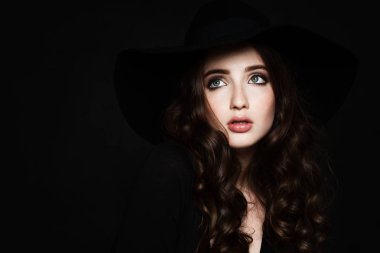 Güzel bir kadınla makyaj ve kıvırcık saç ararken