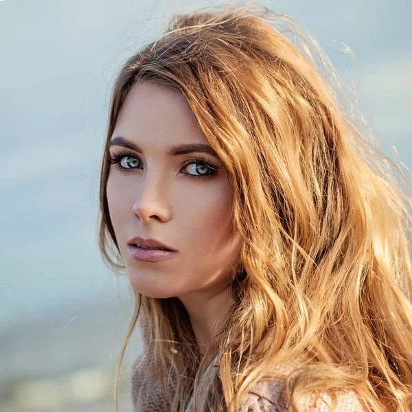 Nice Model Girl with Long Curly Woman with Windy Blowing Hair. — Stock Photo, Image