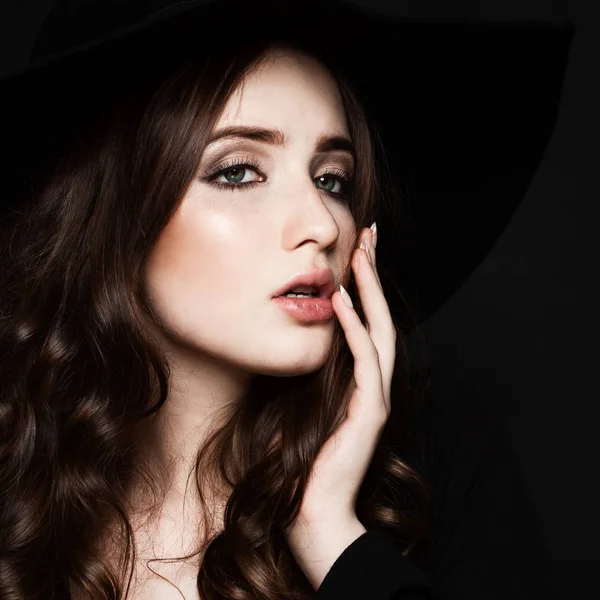 Mükemmel kız makyaj ve kıvırcık saçlı. Şirin Model siyah