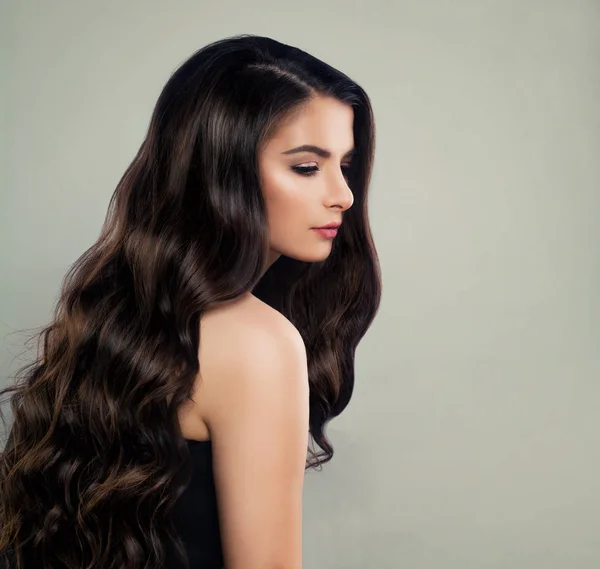 Mujer joven y saludable en vestido negro posando. Hermosa cara — Foto de Stock