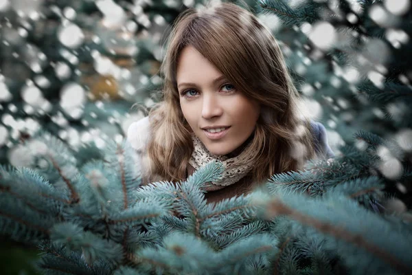 Vacker kvinna på vintern bakgrund witn snö — Stockfoto