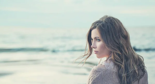 Hermosa chica solitaria con el pelo rizado en un frío día de primavera — Foto de Stock