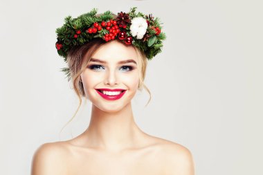 Güzel gülümseyen kadın moda Model. Mutlu Noel kızla